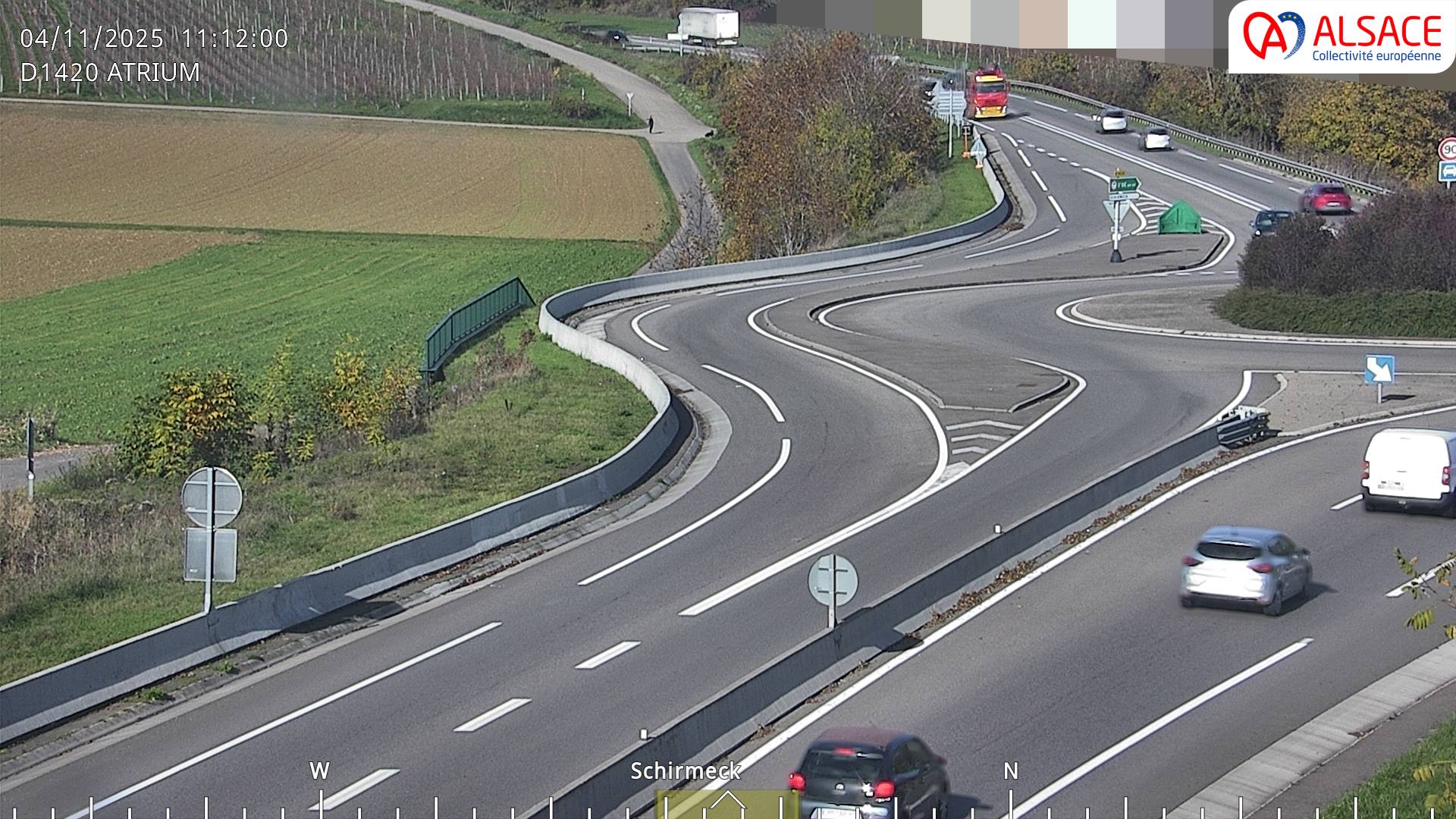 Webcam à Dorlisheim sur la D1420 (au bout de l'A352), au sud de Molsheim, au niveau du rond-point de la zone commercial Atrium. Vue sur les vignes du vin d'Alsace, orientée vers Gresswiller