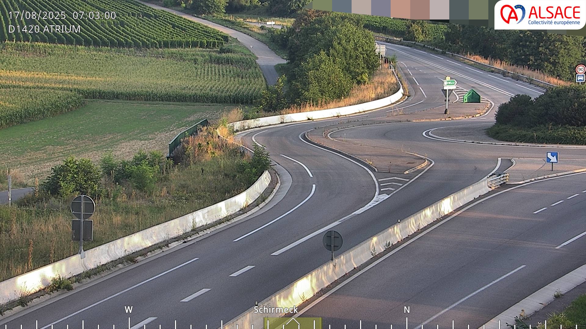 Webcam à Dorlisheim sur la D1420 (au bout de l'A352), au sud de Molsheim, au niveau du rond-point de la zone commercial Atrium. Vue sur les vignes du vin d'Alsace, orientée vers Gresswiller