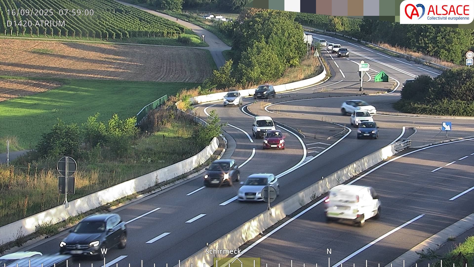 Webcam à Dorlisheim sur la D1420 (au bout de l'A352), au sud de Molsheim, au niveau du rond-point de la zone commercial Atrium. Vue sur les vignes du vin d'Alsace, orientée vers Gresswiller