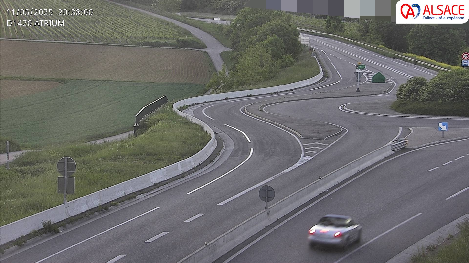 Webcam à Dorlisheim sur la D1420 (au bout de l'A352), au sud de Molsheim, au niveau du rond-point de la zone commercial Atrium. Vue sur les vignes du vin d'Alsace, orientée vers Gresswiller
