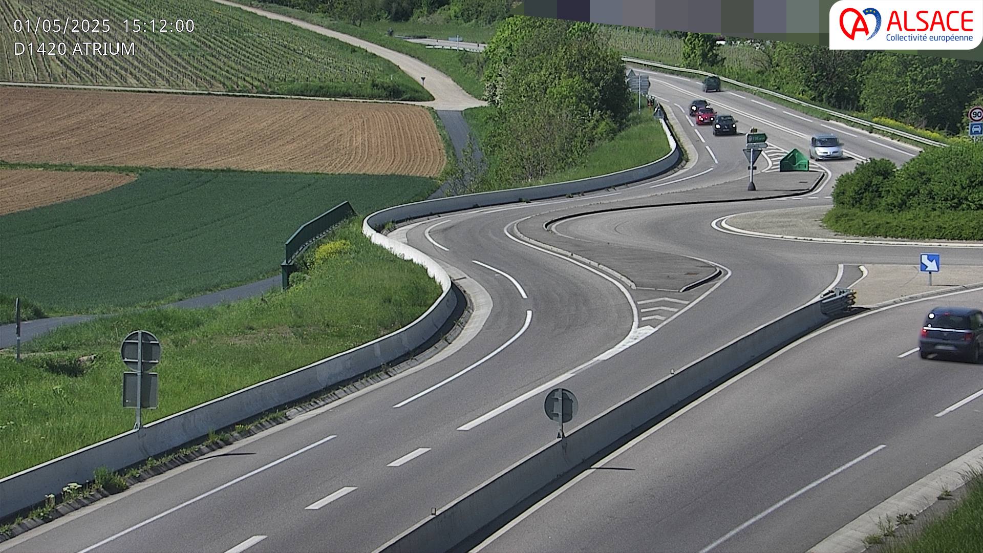 Webcam à Dorlisheim sur la D1420 (au bout de l'A352), au sud de Molsheim, au niveau du rond-point de la zone commercial Atrium. Vue sur les vignes du vin d'Alsace, orientée vers Gresswiller