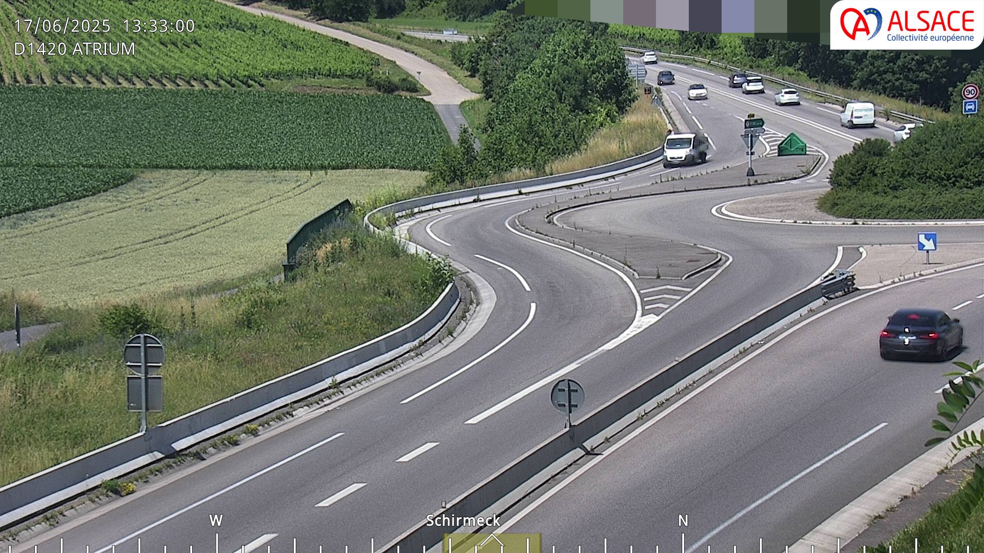 Webcam à Dorlisheim sur la D1420 (au bout de l'A352), au sud de Molsheim, au niveau du rond-point de la zone commercial Atrium. Vue sur les vignes du vin d'Alsace, orientée vers Gresswiller