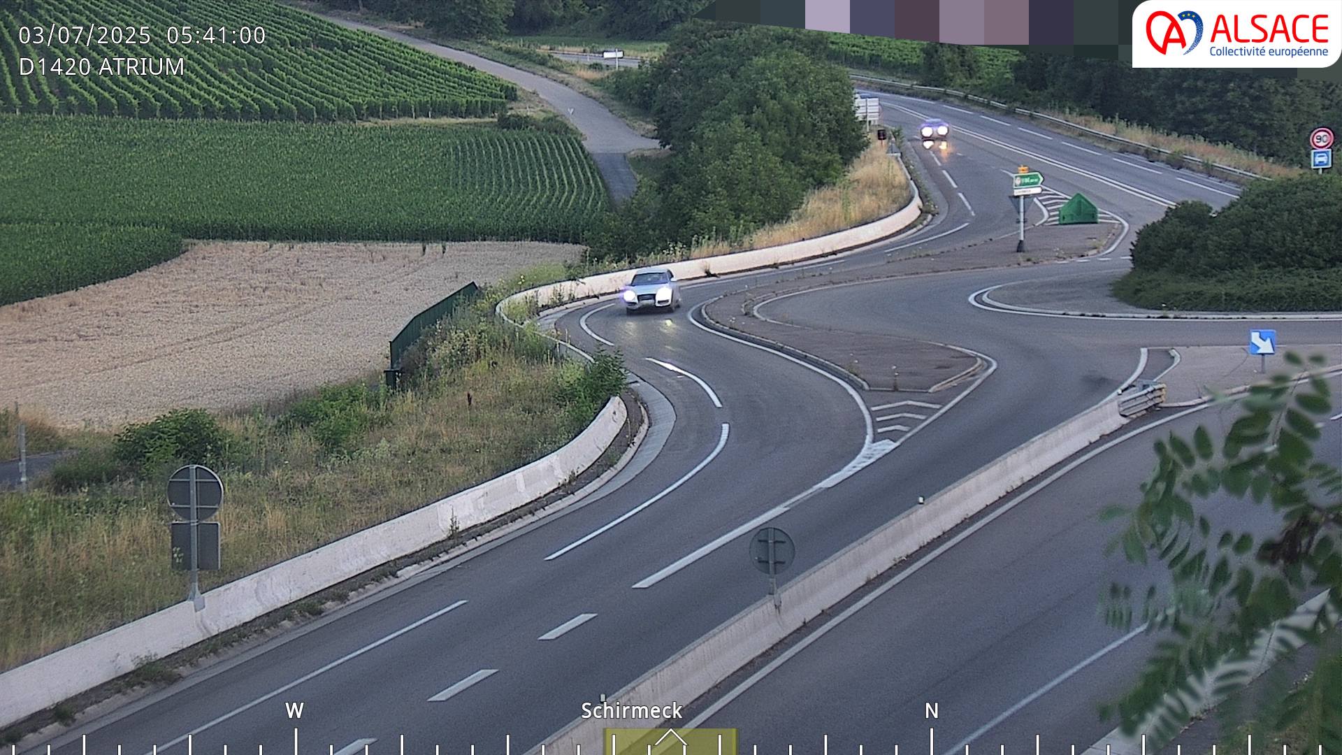 Webcam à Dorlisheim sur la D1420 (au bout de l'A352), au sud de Molsheim, au niveau du rond-point de la zone commercial Atrium. Vue sur les vignes du vin d'Alsace, orientée vers Gresswiller