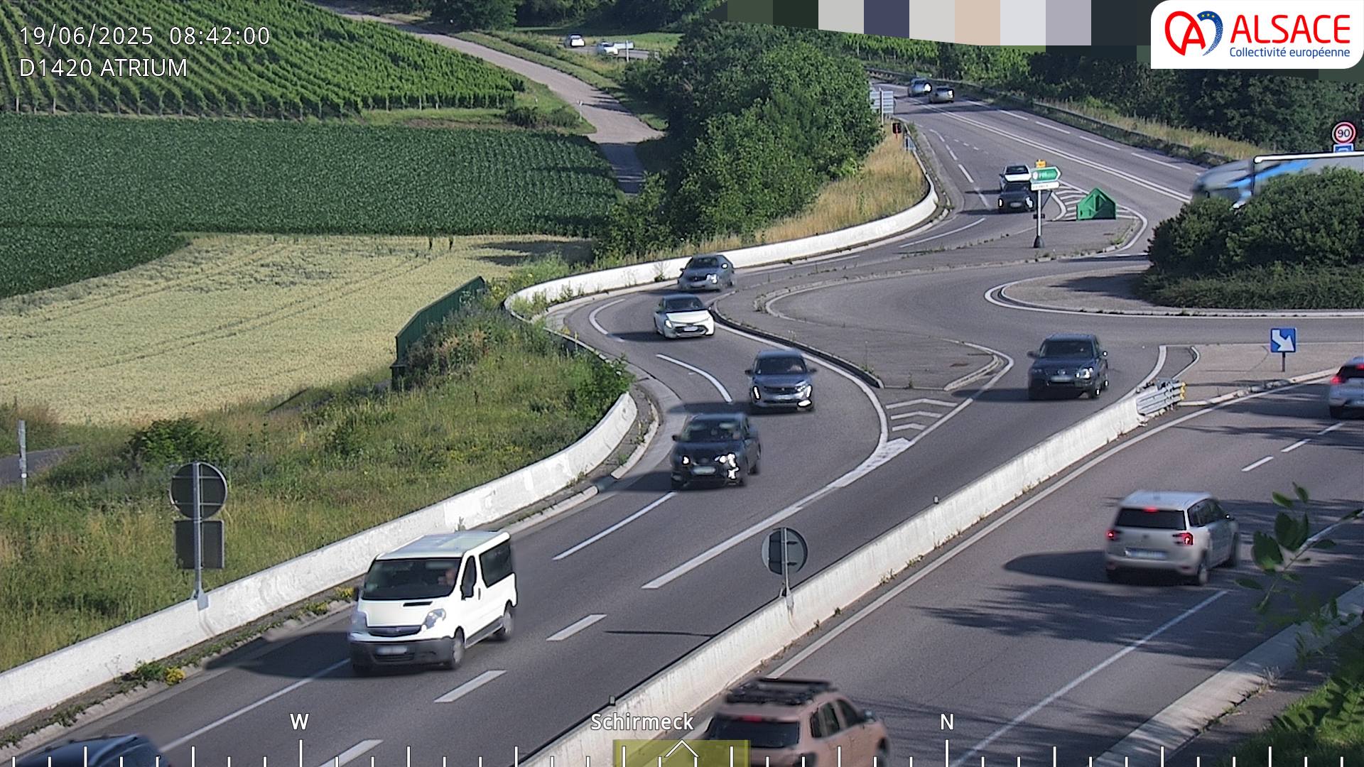 Webcam à Dorlisheim sur la D1420 (au bout de l'A352), au sud de Molsheim, au niveau du rond-point de la zone commercial Atrium. Vue sur les vignes du vin d'Alsace, orientée vers Gresswiller
