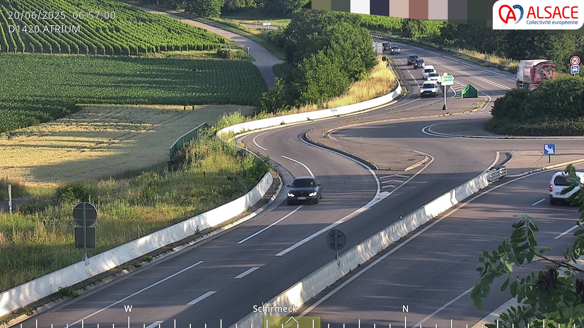 Webcam à Dorlisheim sur la D1420 (au bout de l'A352), au sud de Molsheim, au niveau du rond-point de la zone commercial Atrium. Vue sur les vignes du vin d'Alsace, orientée vers Gresswiller