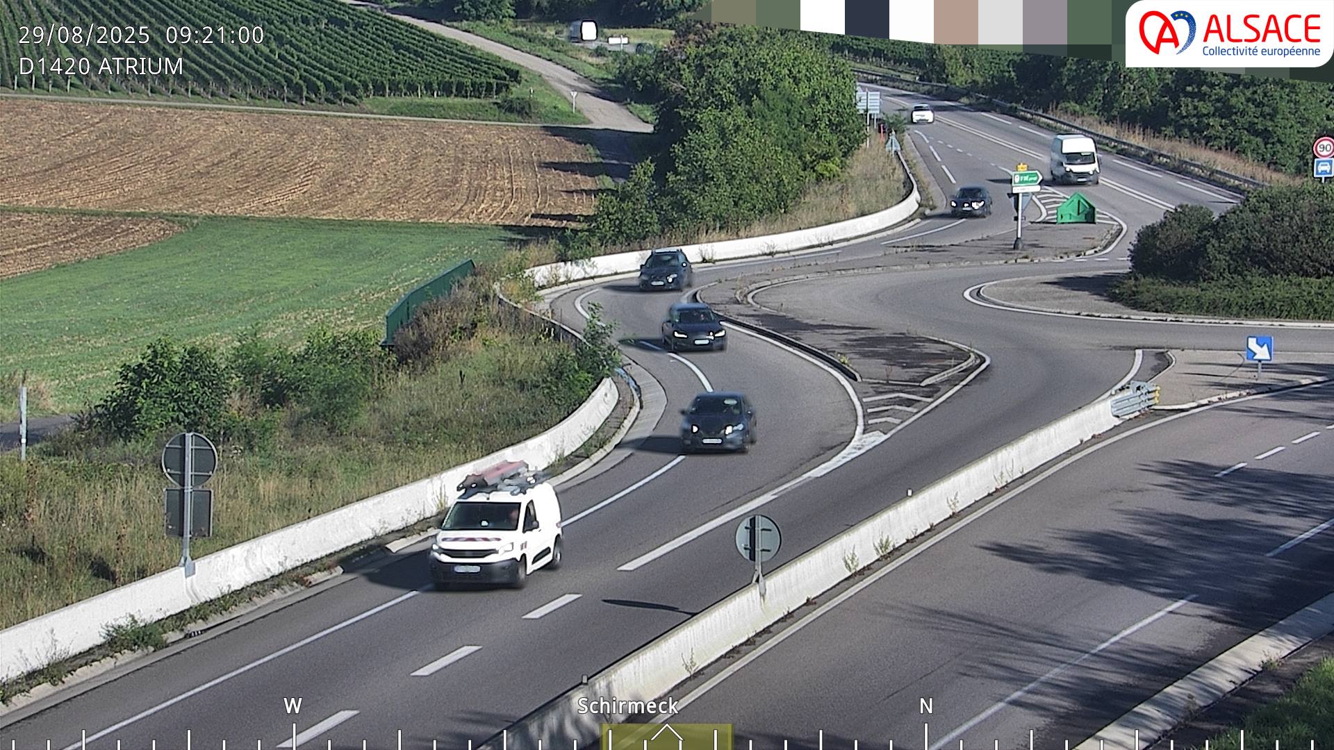 Webcam à Dorlisheim sur la D1420 (au bout de l'A352), au sud de Molsheim, au niveau du rond-point de la zone commercial Atrium. Vue sur les vignes du vin d'Alsace, orientée vers Gresswiller