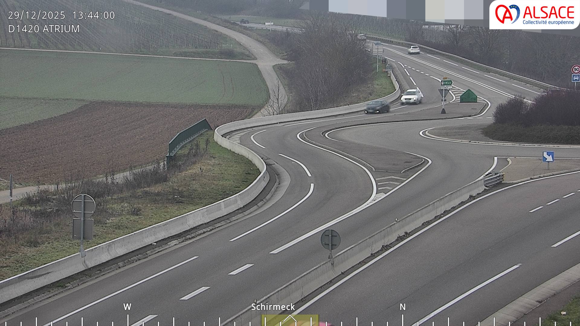 Webcam à Dorlisheim sur la D1420 (au bout de l'A352), au sud de Molsheim, au niveau du rond-point de la zone commercial Atrium. Vue sur les vignes du vin d'Alsace, orientée vers Gresswiller