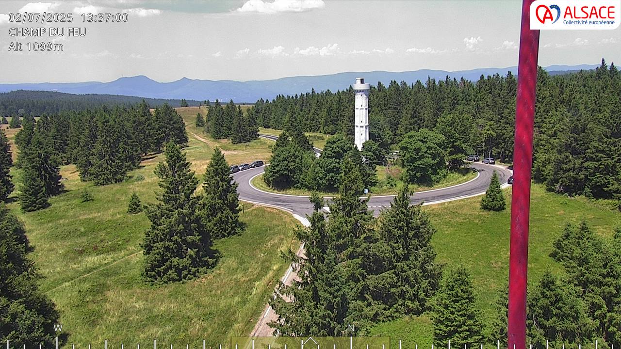 Webcam trafic à proximité de la station du Champ du feu. Vue sur le D214 et la Tour du Champ du feu à 1097 mètres d'altitude dans les Vosges alsaciennes