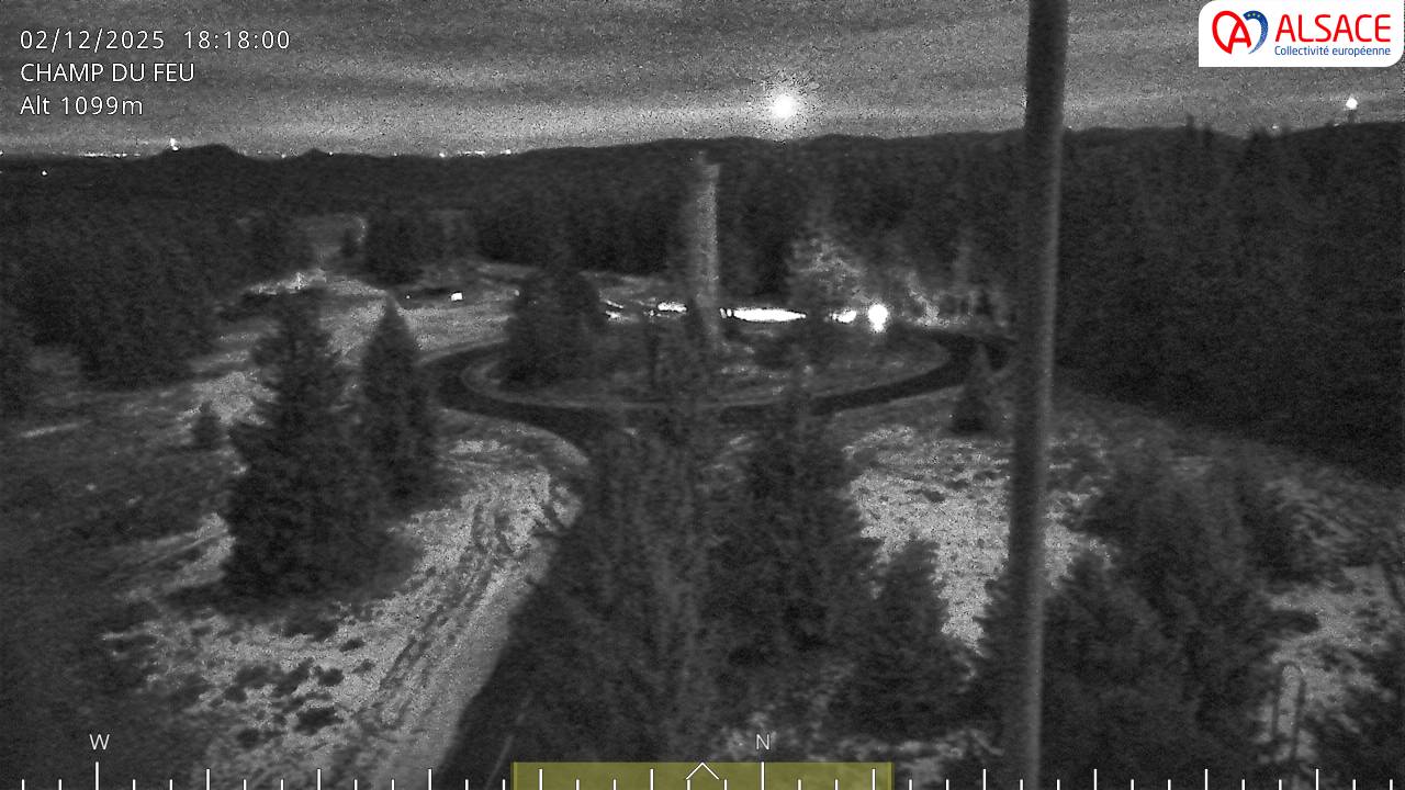 Webcam trafic à proximité de la station du Champ du feu. Vue sur le D214 et la Tour du Champ du feu à 1097 mètres d'altitude dans les Vosges alsaciennes