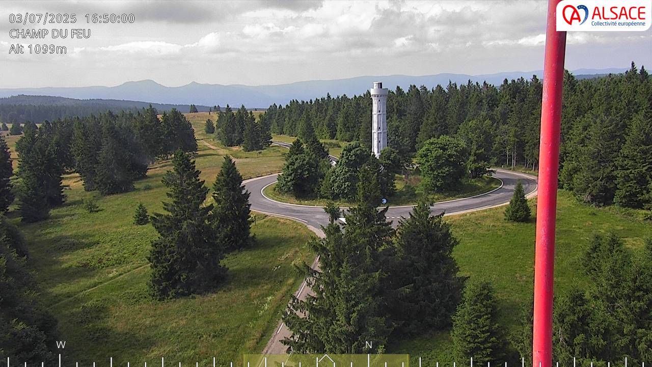 Webcam trafic à proximité de la station du Champ du feu. Vue sur le D214 et la Tour du Champ du feu à 1097 mètres d'altitude dans les Vosges alsaciennes