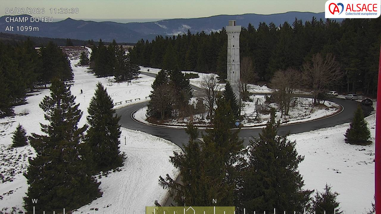 Webcam trafic à proximité de la station du Champ du feu. Vue sur le D214 et la Tour du Champ du feu à 1097 mètres d'altitude dans les Vosges alsaciennes