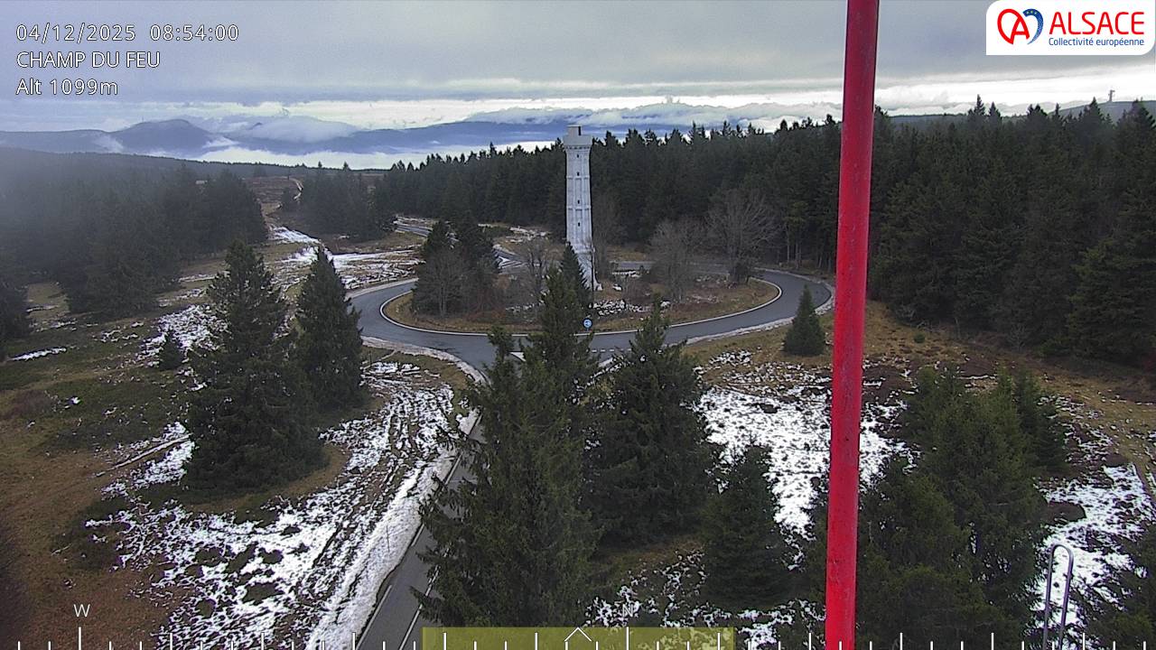 Webcam trafic à proximité de la station du Champ du feu. Vue sur le D214 et la Tour du Champ du feu à 1097 mètres d'altitude dans les Vosges alsaciennes
