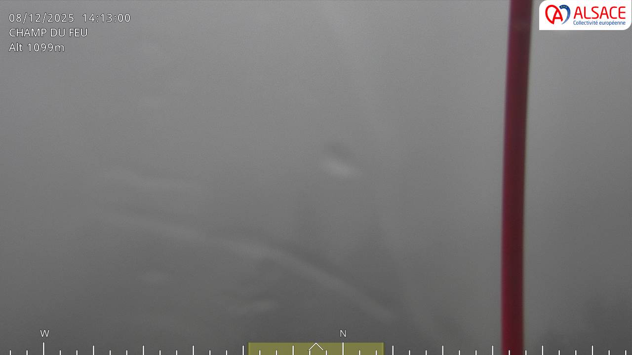 Webcam trafic à proximité de la station du Champ du feu. Vue sur le D214 et la Tour du Champ du feu à 1097 mètres d'altitude dans les Vosges alsaciennes