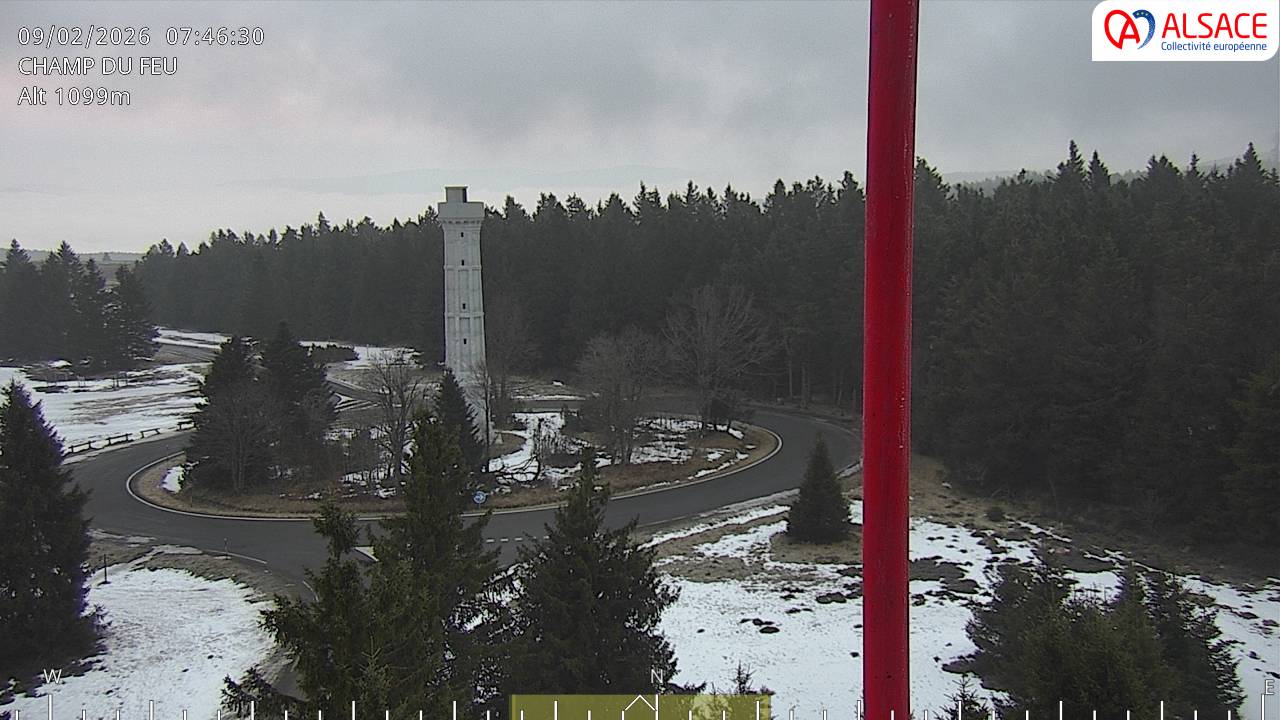 Webcam trafic à proximité de la station du Champ du feu. Vue sur le D214 et la Tour du Champ du feu à 1097 mètres d'altitude dans les Vosges alsaciennes