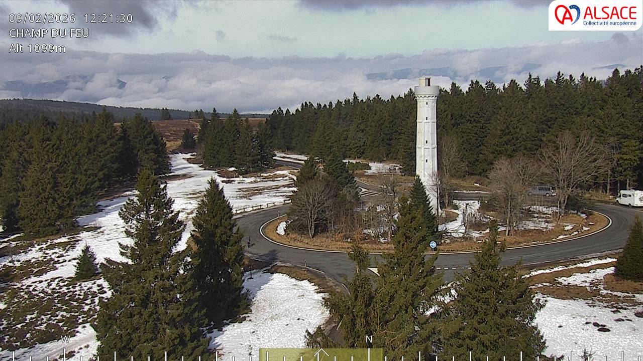 Webcam trafic à proximité de la station du Champ du feu. Vue sur le D214 et la Tour du Champ du feu à 1097 mètres d'altitude dans les Vosges alsaciennes