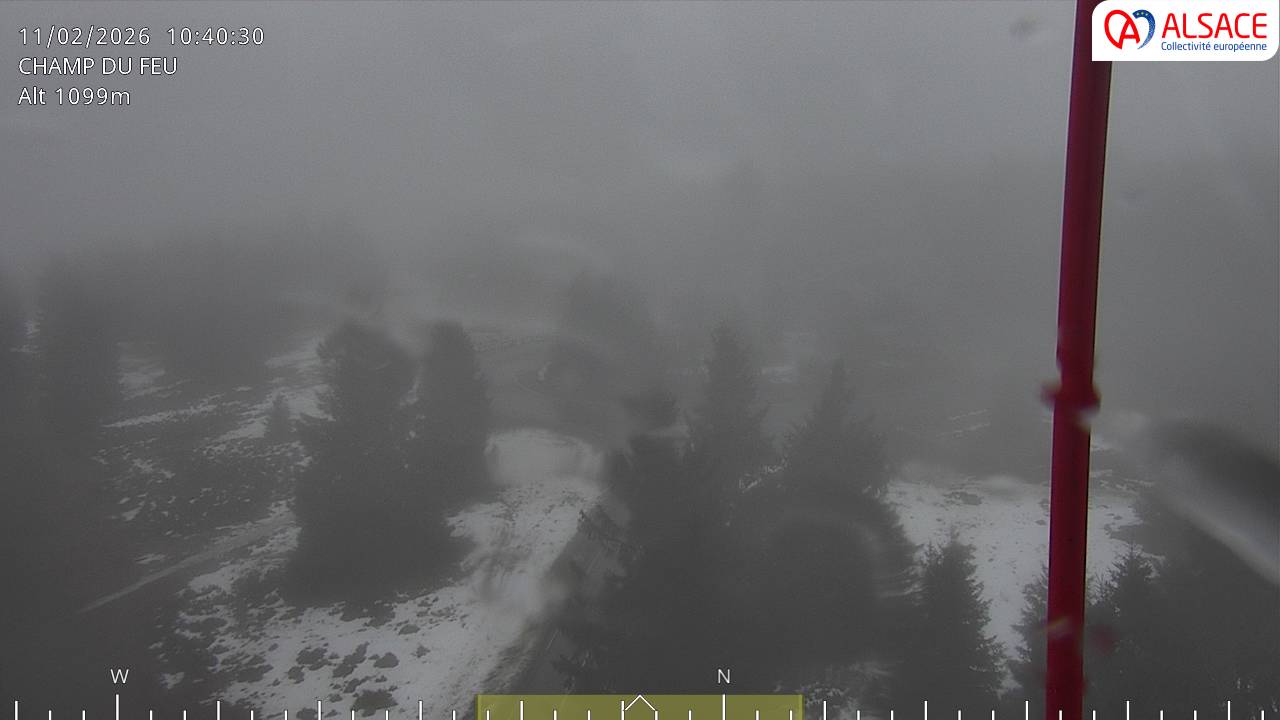 Webcam trafic à proximité de la station du Champ du feu. Vue sur le D214 et la Tour du Champ du feu à 1097 mètres d'altitude dans les Vosges alsaciennes