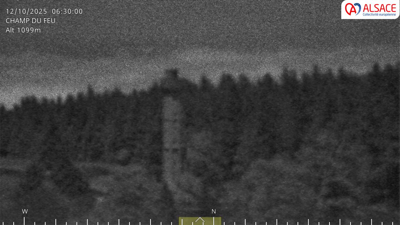 Webcam trafic à proximité de la station du Champ du feu. Vue sur le D214 et la Tour du Champ du feu à 1097 mètres d'altitude dans les Vosges alsaciennes