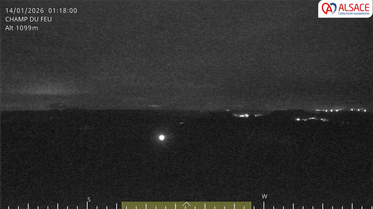 Webcam trafic à proximité de la station du Champ du feu. Vue sur le D214 et la Tour du Champ du feu à 1097 mètres d'altitude dans les Vosges alsaciennes