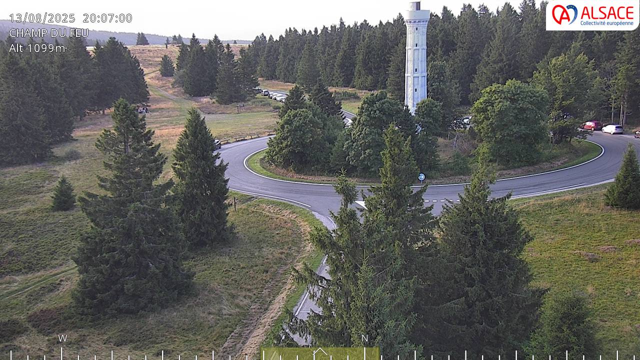 Webcam trafic à proximité de la station du Champ du feu. Vue sur le D214 et la Tour du Champ du feu à 1097 mètres d'altitude dans les Vosges alsaciennes
