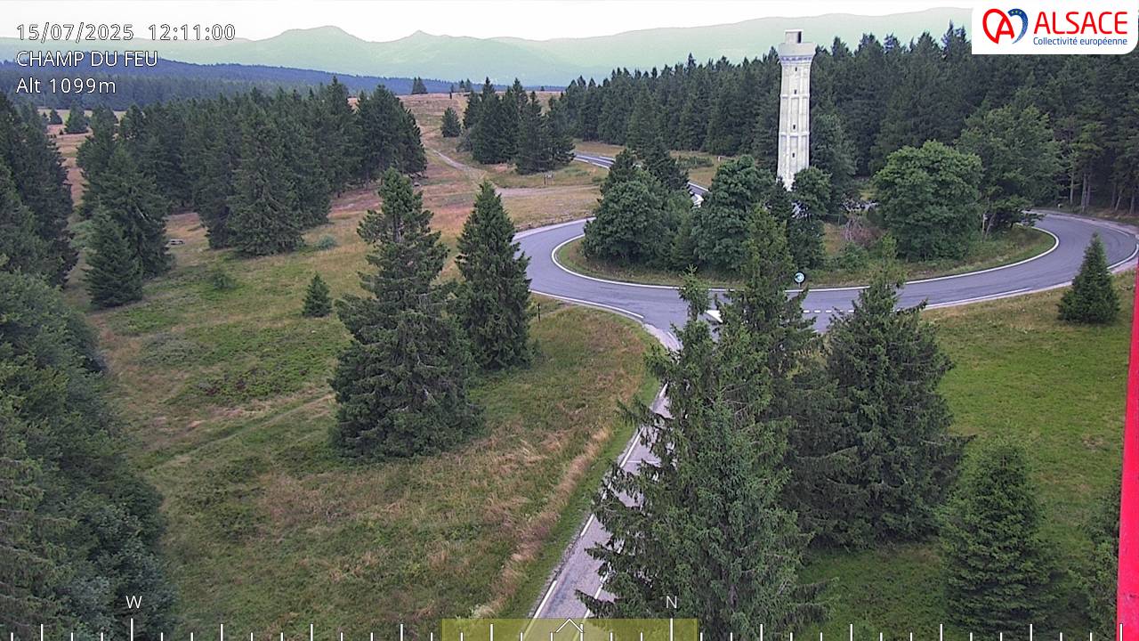 Webcam trafic à proximité de la station du Champ du feu. Vue sur le D214 et la Tour du Champ du feu à 1097 mètres d'altitude dans les Vosges alsaciennes