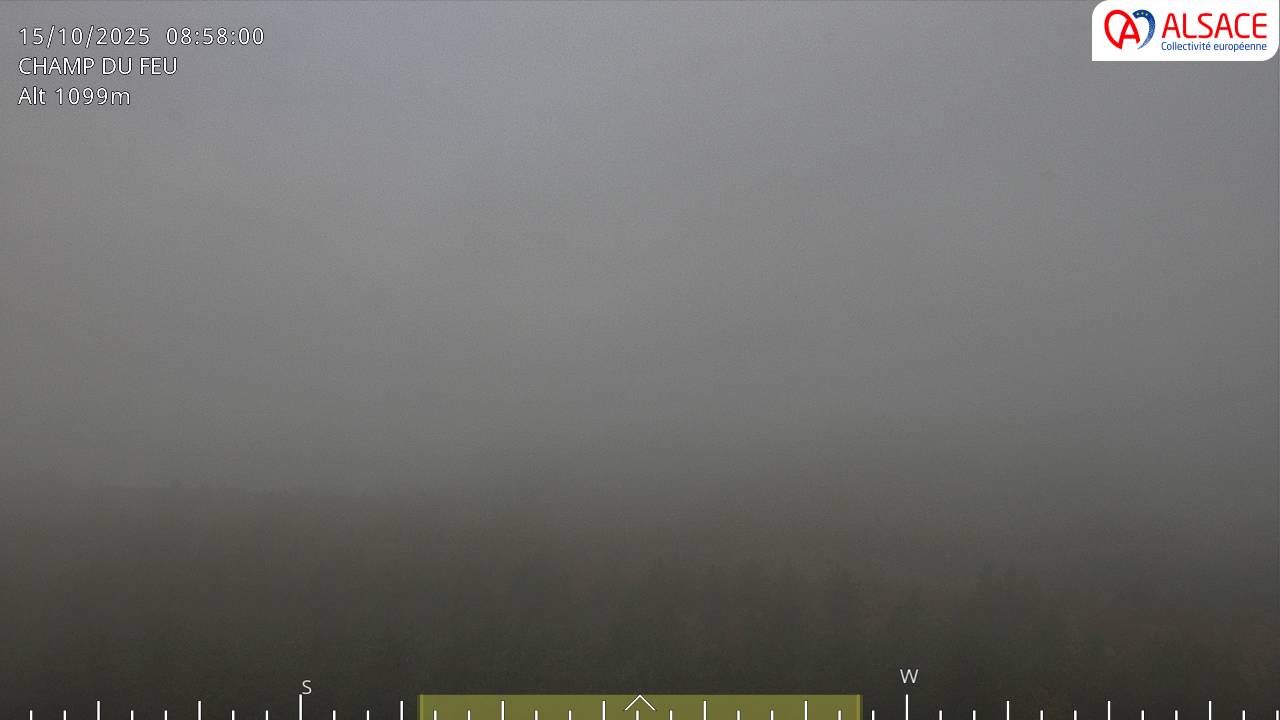 Webcam trafic à proximité de la station du Champ du feu. Vue sur le D214 et la Tour du Champ du feu à 1097 mètres d'altitude dans les Vosges alsaciennes