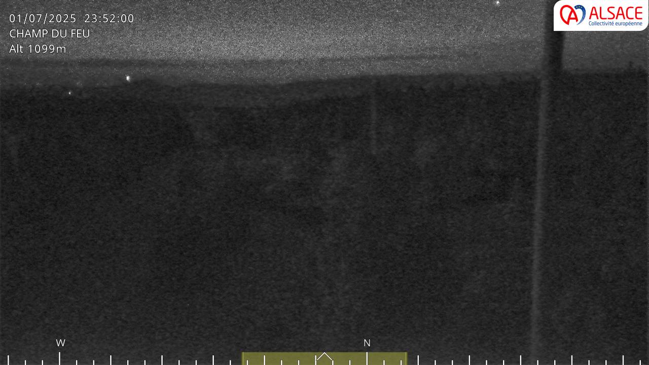 Webcam trafic à proximité de la station du Champ du feu. Vue sur le D214 et la Tour du Champ du feu à 1097 mètres d'altitude dans les Vosges alsaciennes