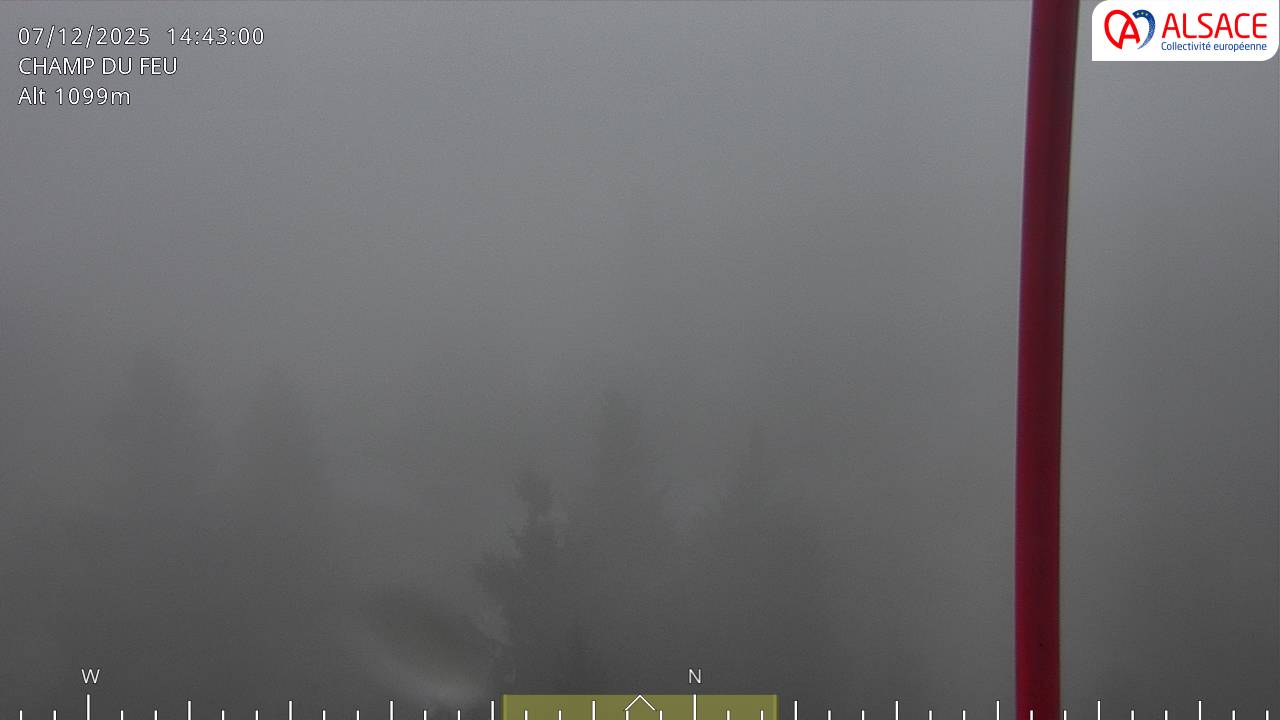 Webcam trafic à proximité de la station du Champ du feu. Vue sur le D214 et la Tour du Champ du feu à 1097 mètres d'altitude dans les Vosges alsaciennes