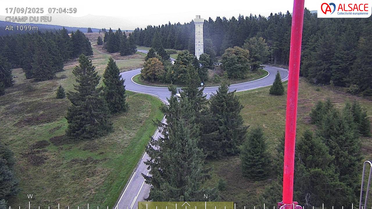 Webcam trafic à proximité de la station du Champ du feu. Vue sur le D214 et la Tour du Champ du feu à 1097 mètres d'altitude dans les Vosges alsaciennes