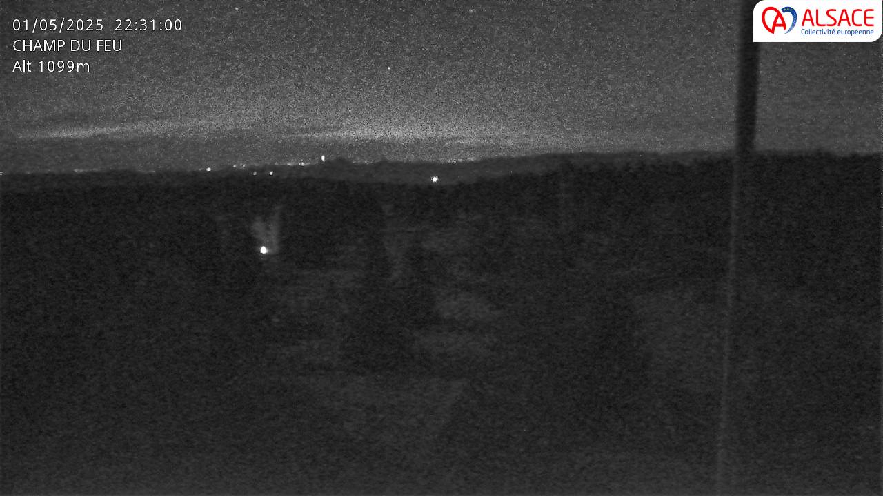 Webcam trafic à proximité de la station du Champ du feu. Vue sur le D214 et la Tour du Champ du feu à 1097 mètres d'altitude dans les Vosges alsaciennes
