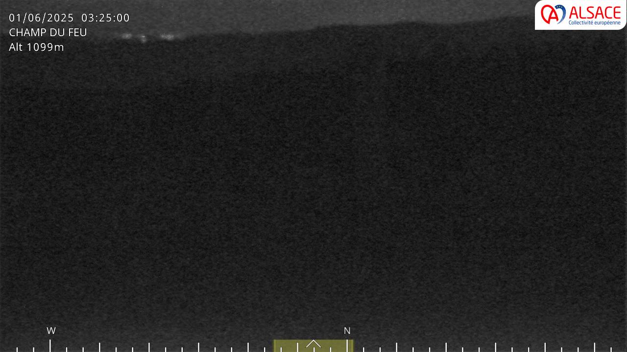 Webcam trafic à proximité de la station du Champ du feu. Vue sur le D214 et la Tour du Champ du feu à 1097 mètres d'altitude dans les Vosges alsaciennes