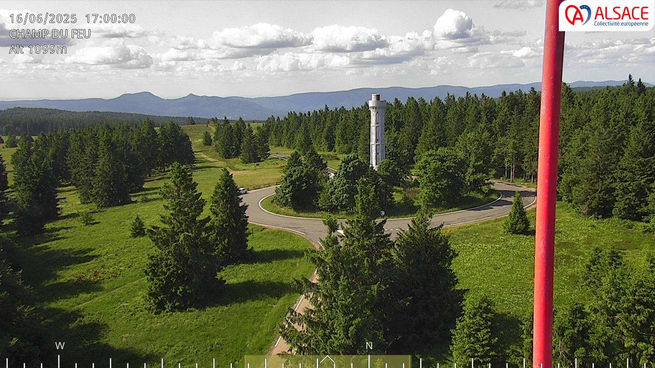 Webcam trafic à proximité de la station du Champ du feu. Vue sur le D214 et la Tour du Champ du feu à 1097 mètres d'altitude dans les Vosges alsaciennes