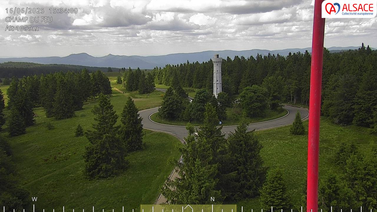 Webcam trafic à proximité de la station du Champ du feu. Vue sur le D214 et la Tour du Champ du feu à 1097 mètres d'altitude dans les Vosges alsaciennes