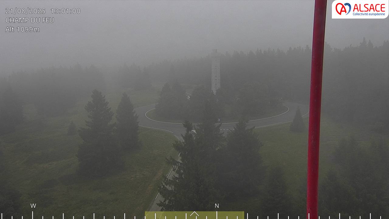 Webcam trafic à proximité de la station du Champ du feu. Vue sur le D214 et la Tour du Champ du feu à 1097 mètres d'altitude dans les Vosges alsaciennes