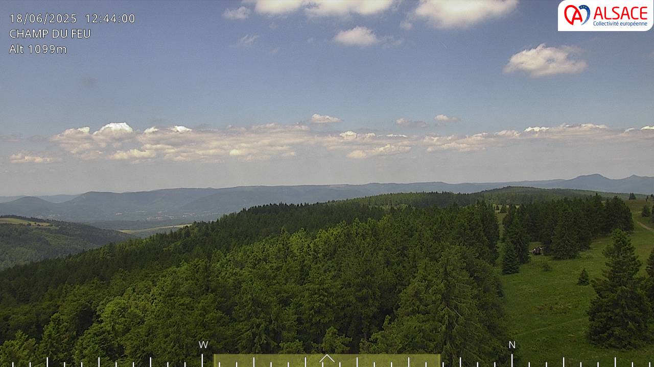 Webcam trafic à proximité de la station du Champ du feu. Vue sur le D214 et la Tour du Champ du feu à 1097 mètres d'altitude dans les Vosges alsaciennes