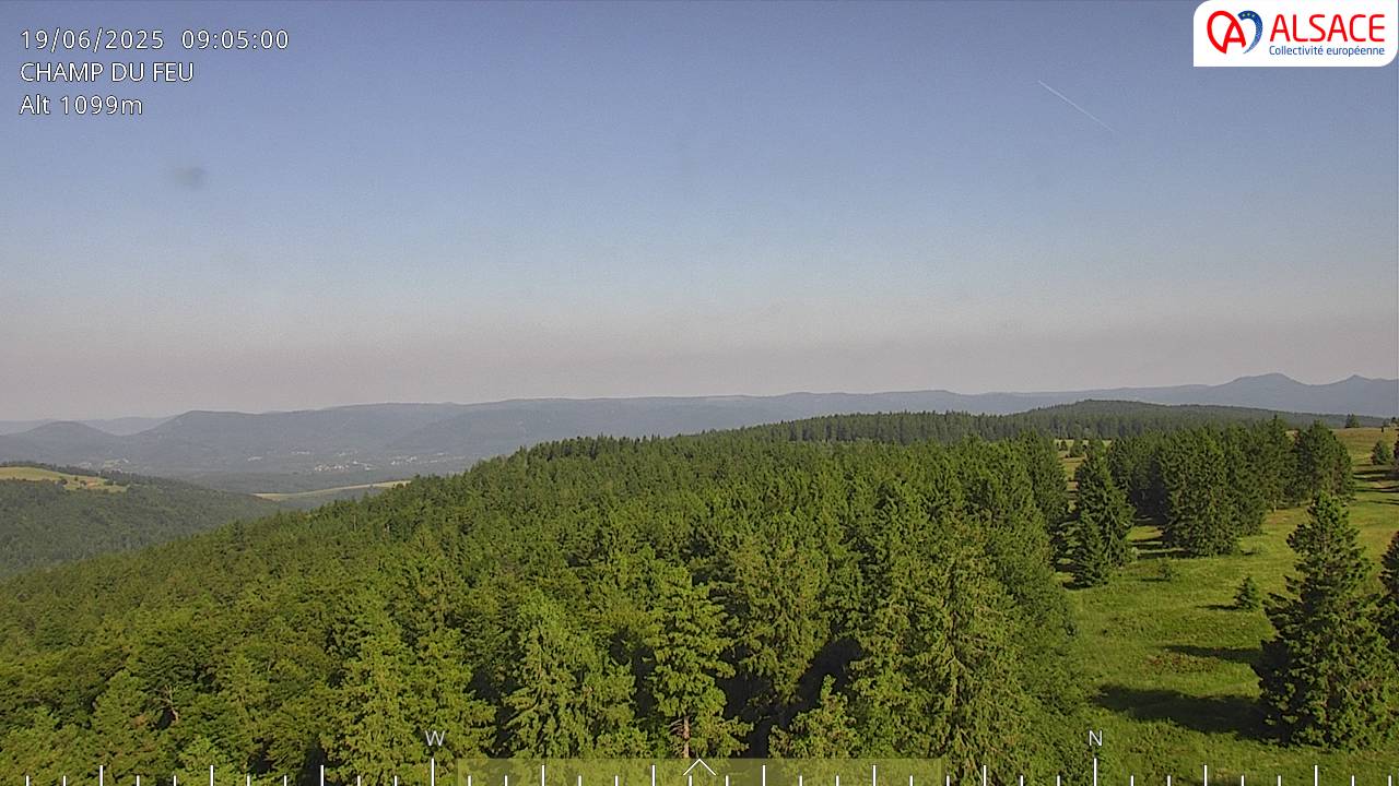 Webcam trafic à proximité de la station du Champ du feu. Vue sur le D214 et la Tour du Champ du feu à 1097 mètres d'altitude dans les Vosges alsaciennes