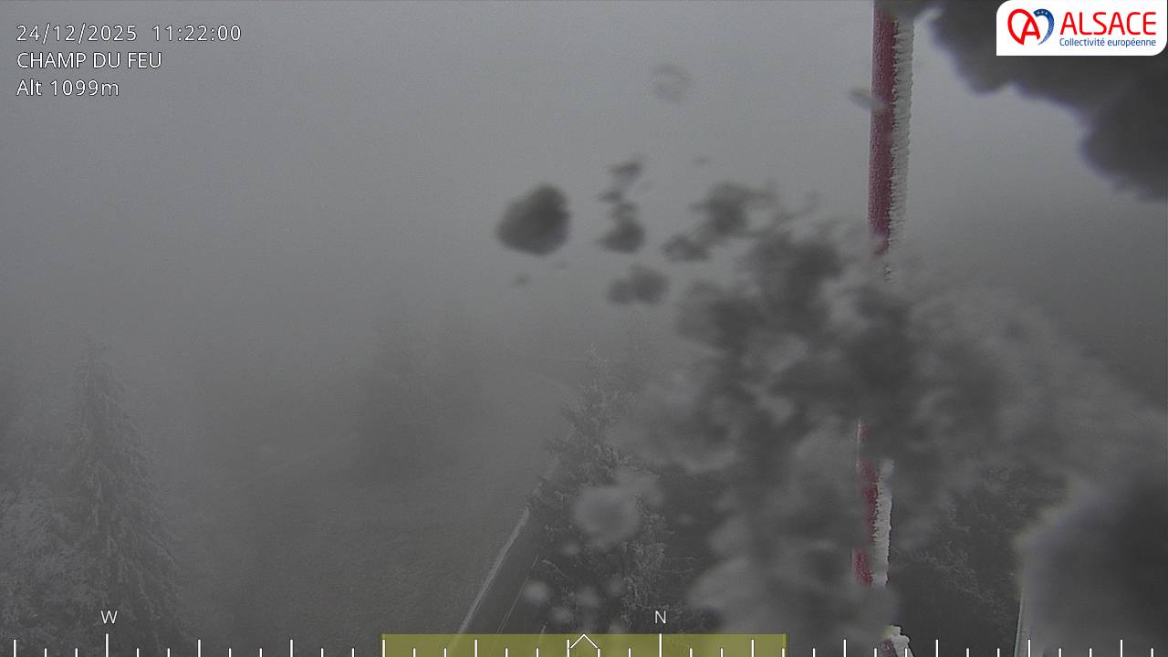 Webcam trafic à proximité de la station du Champ du feu. Vue sur le D214 et la Tour du Champ du feu à 1097 mètres d'altitude dans les Vosges alsaciennes