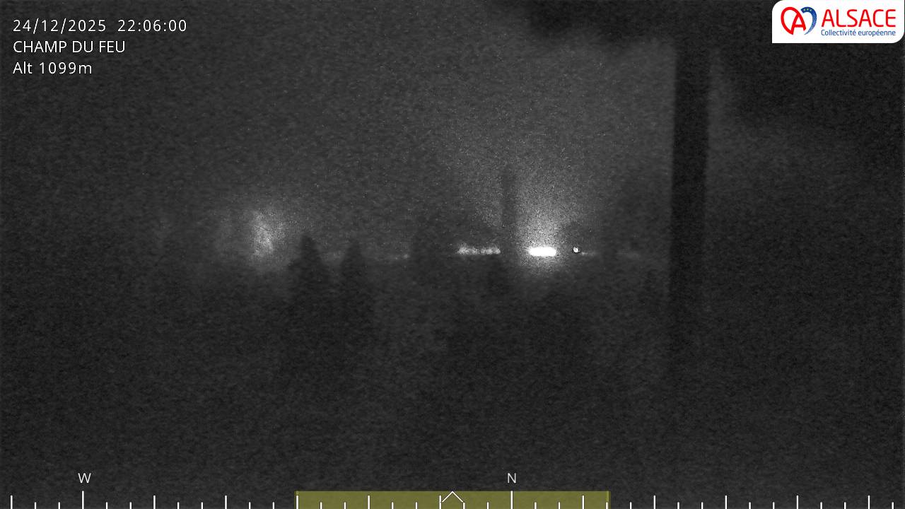 Webcam trafic à proximité de la station du Champ du feu. Vue sur le D214 et la Tour du Champ du feu à 1097 mètres d'altitude dans les Vosges alsaciennes