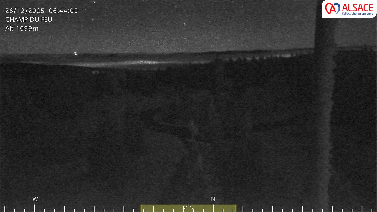 Webcam trafic à proximité de la station du Champ du feu. Vue sur le D214 et la Tour du Champ du feu à 1097 mètres d'altitude dans les Vosges alsaciennes