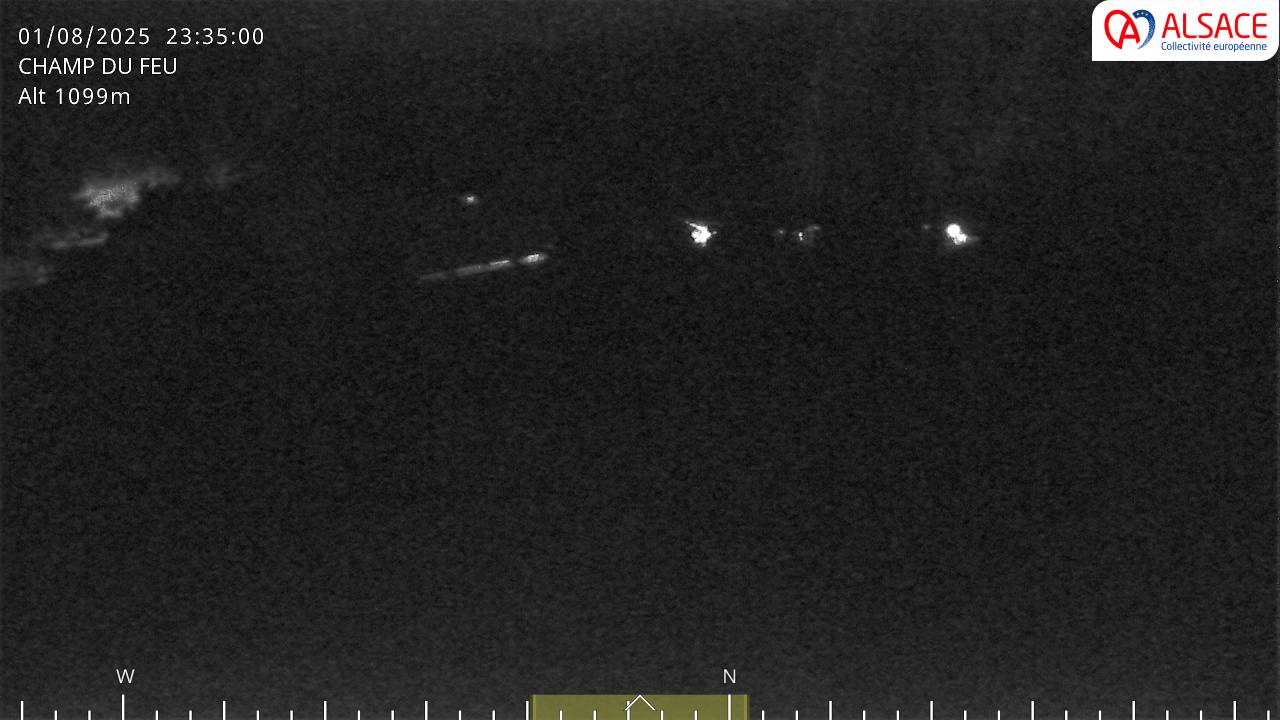 Webcam trafic à proximité de la station du Champ du feu. Vue sur le D214 et la Tour du Champ du feu à 1097 mètres d'altitude dans les Vosges alsaciennes