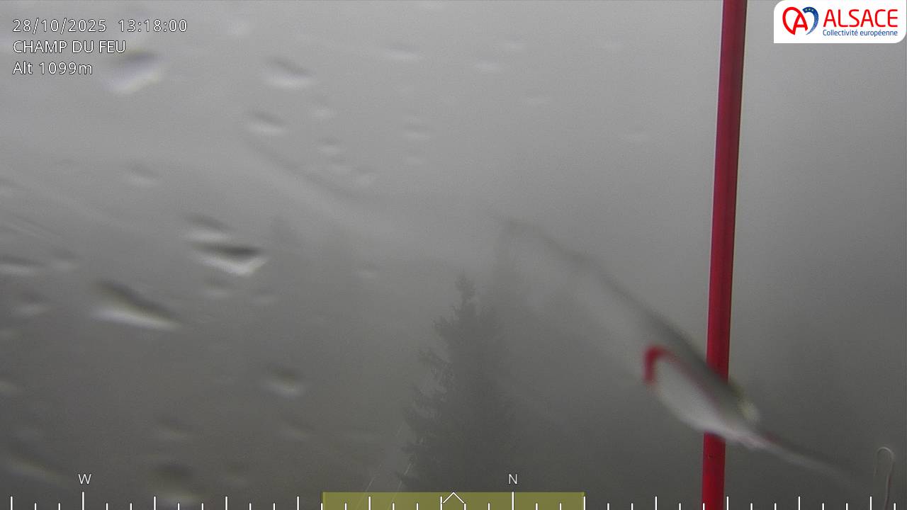 Webcam trafic à proximité de la station du Champ du feu. Vue sur le D214 et la Tour du Champ du feu à 1097 mètres d'altitude dans les Vosges alsaciennes