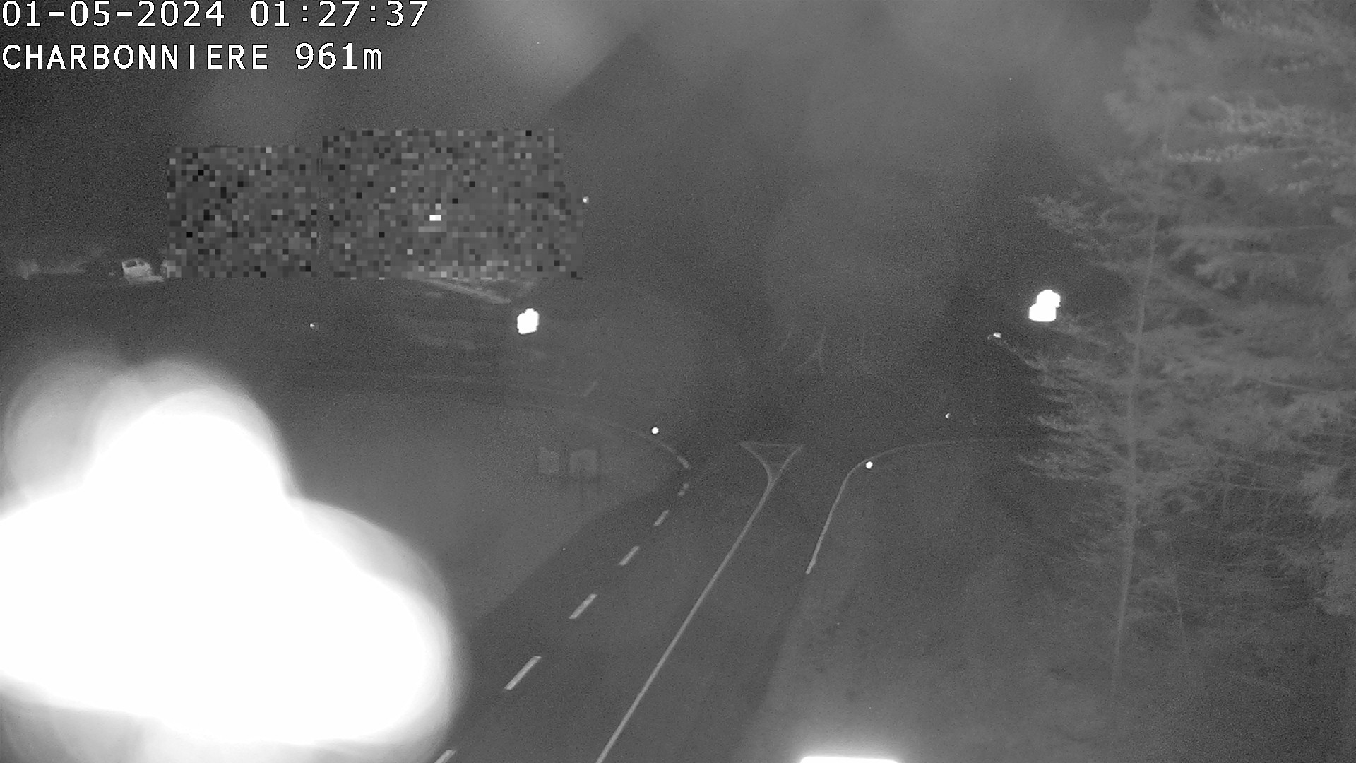 Webcam du col de la Charbonnière dans les Vosges en direction de la station du Champ du feu. Vue sur le D214 et la Tour du Champ du feu
