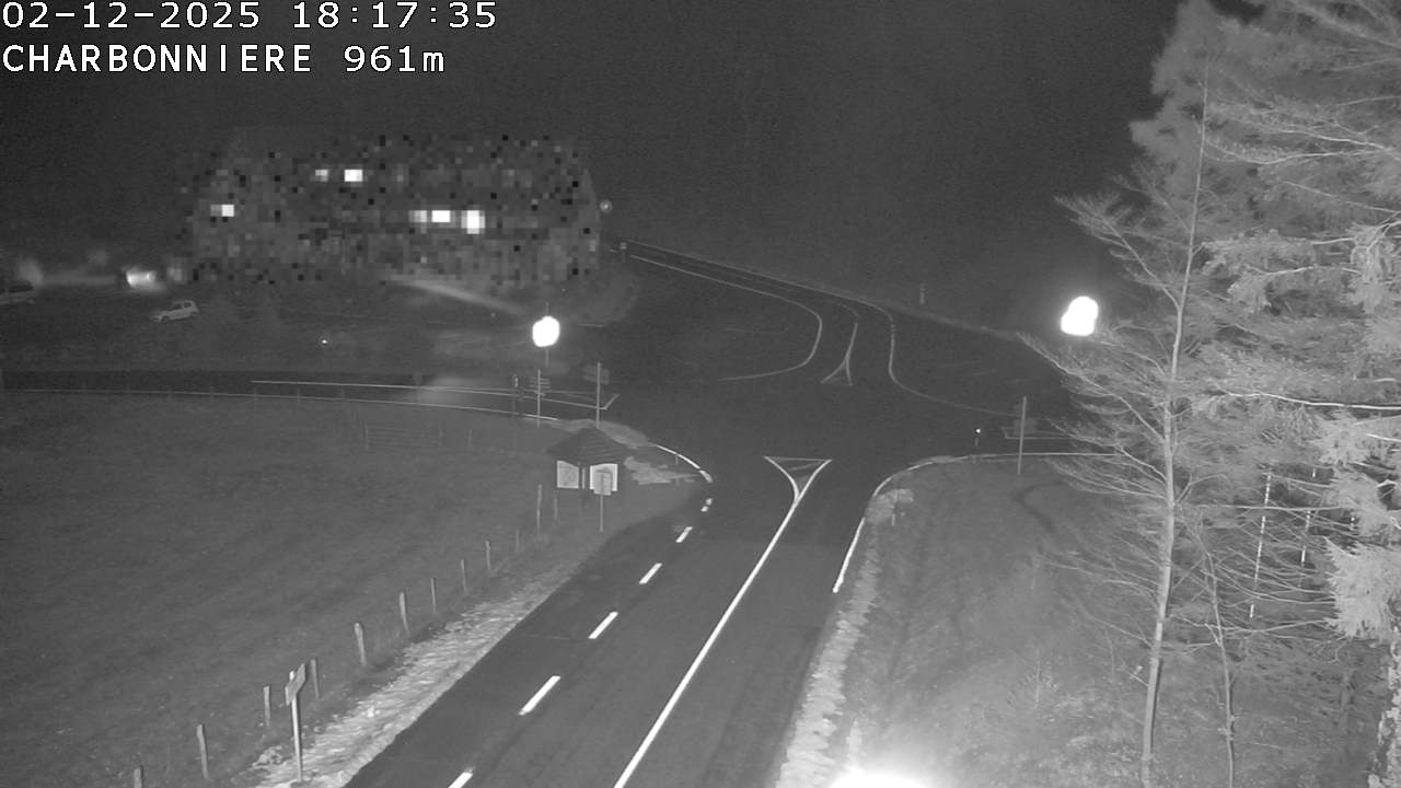 Webcam du col de la Charbonnière dans les Vosges en direction de la station du Champ du feu. Vue sur le D214 et la Tour du Champ du feu. Col de montagne à 961 mètres d'altitude