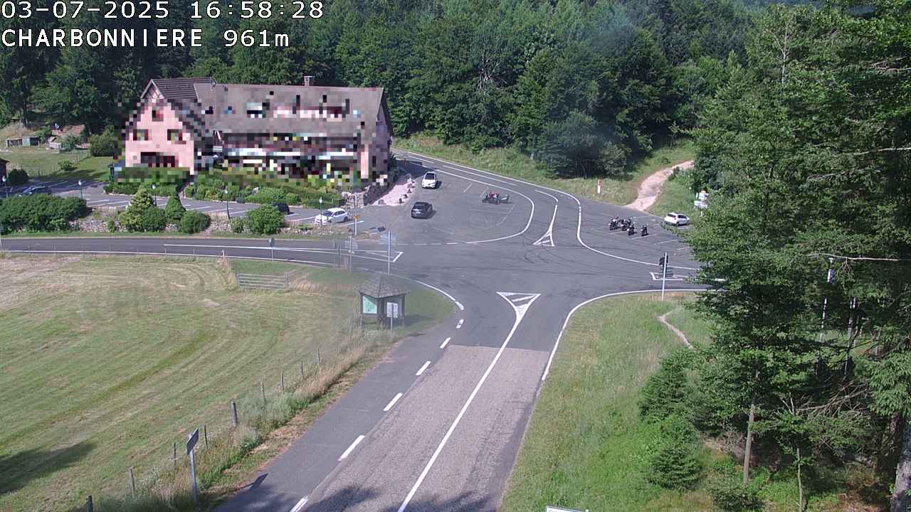 Webcam du col de la Charbonnière dans les Vosges en direction de la station du Champ du feu. Vue sur le D214 et la Tour du Champ du feu. Col de montagne à 961 mètres d'altitude