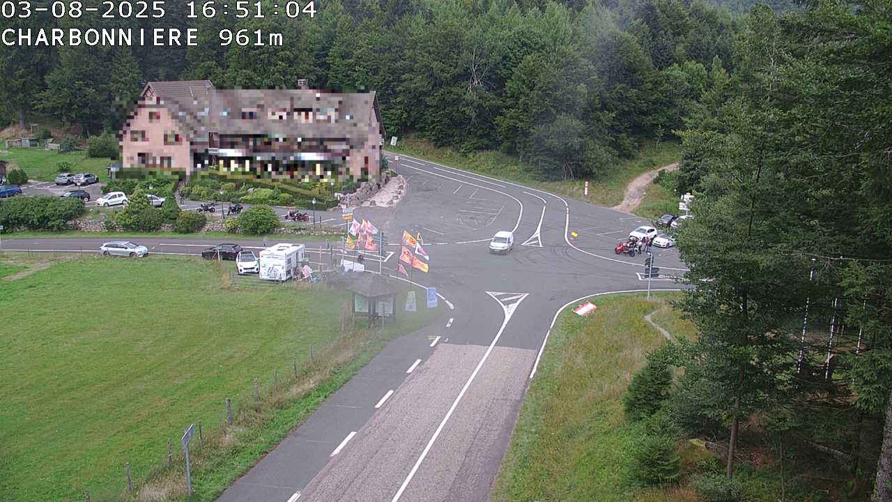 <h2>Webcam du col de la Charbonnière dans les Vosges en direction de la station du Champ du feu. Vue sur le D214 et la Tour du Champ du feu. Col de montagne à 961 mètres d'altitude</h2>
