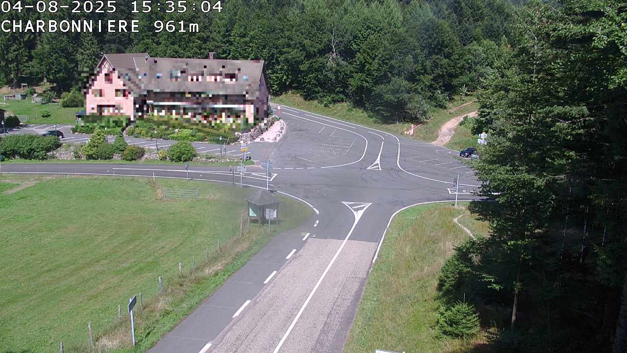 <h2>Webcam du col de la Charbonnière dans les Vosges en direction de la station du Champ du feu. Vue sur le D214 et la Tour du Champ du feu. Col de montagne à 961 mètres d'altitude</h2>