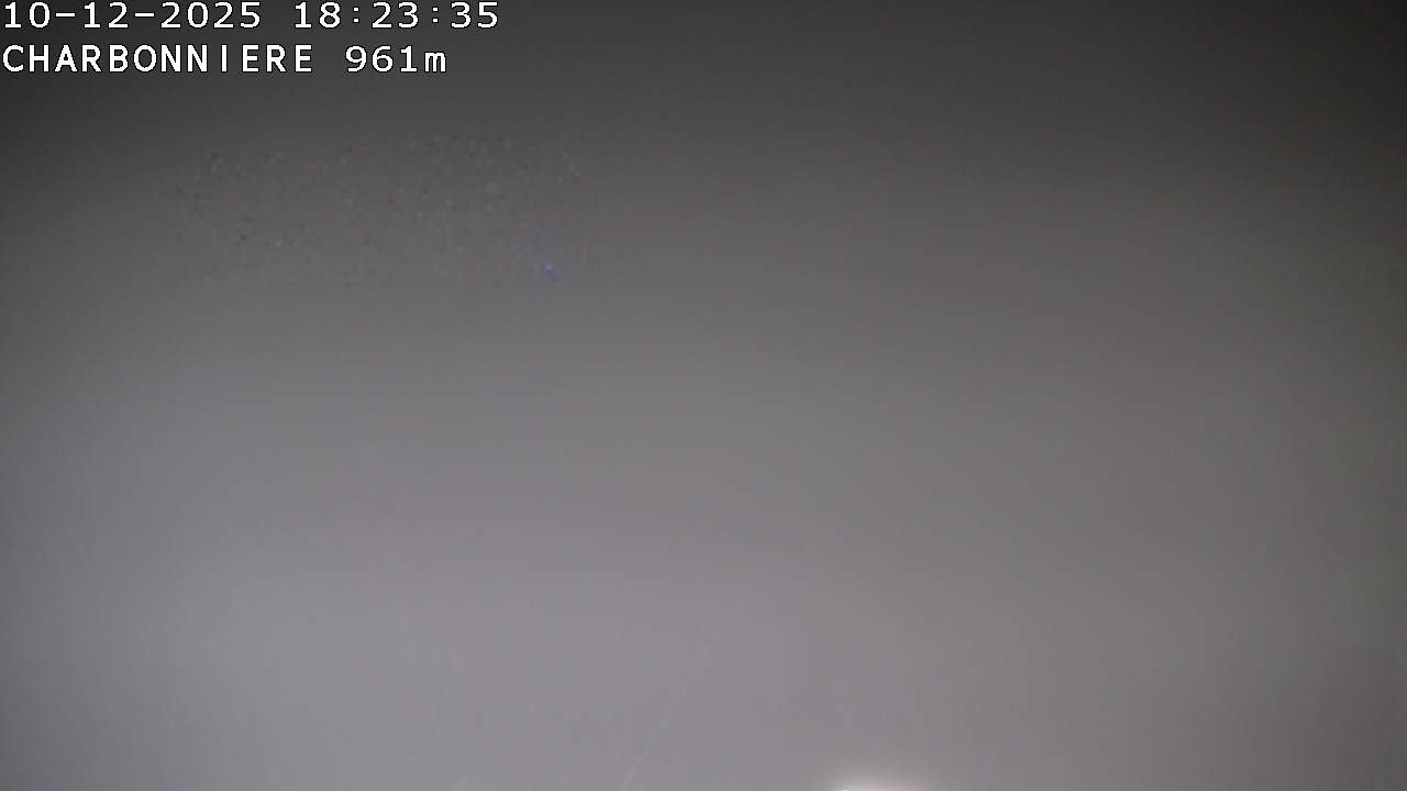 <h2>Webcam du col de la Charbonnière dans les Vosges en direction de la station du Champ du feu. Vue sur le D214 et la Tour du Champ du feu. Col de montagne à 961 mètres d'altitude</h2>