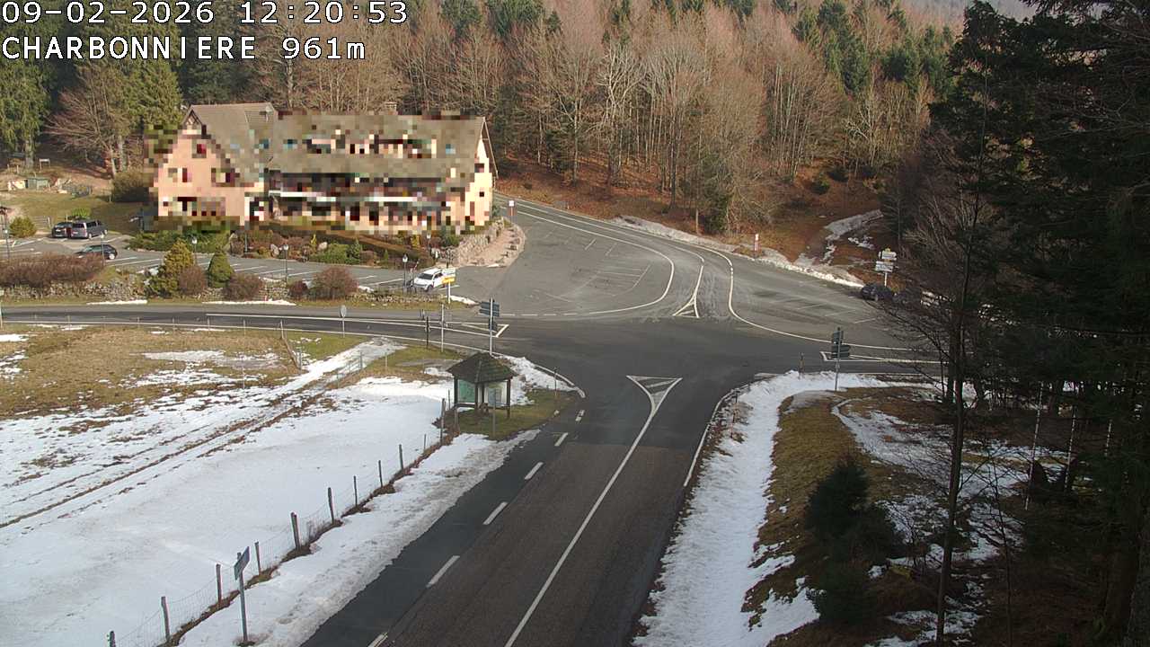 Webcam du col de la Charbonnière dans les Vosges en direction de la station du Champ du feu. Vue sur le D214 et la Tour du Champ du feu. Col de montagne à 961 mètres d'altitude