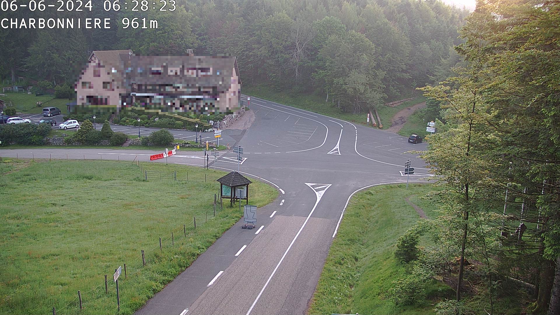 <h2>Webcam du col de la Charbonnière dans les Vosges en direction de la station du Champ du feu. Vue sur le D214 et la Tour du Champ du feu. Col de montagne à 961 mètres d'altitude</h2>