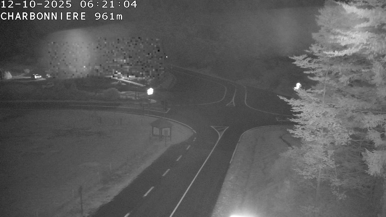 Webcam du col de la Charbonnière dans les Vosges en direction de la station du Champ du feu. Vue sur le D214 et la Tour du Champ du feu. Col de montagne à 961 mètres d'altitude