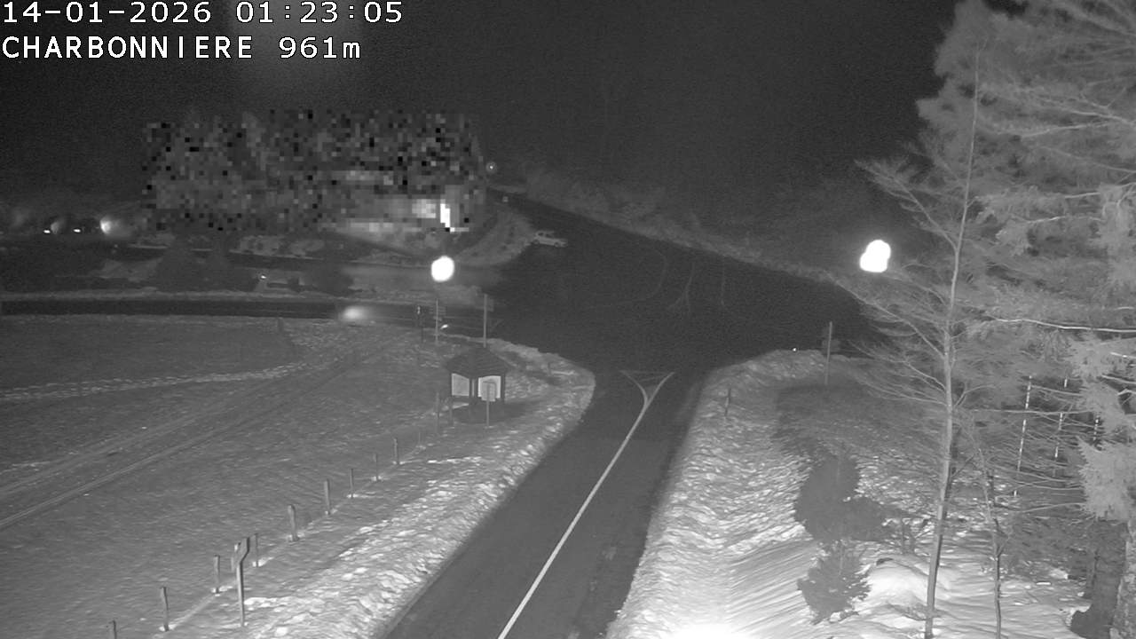 Webcam du col de la Charbonnière dans les Vosges en direction de la station du Champ du feu. Vue sur le D214 et la Tour du Champ du feu. Col de montagne à 961 mètres d'altitude